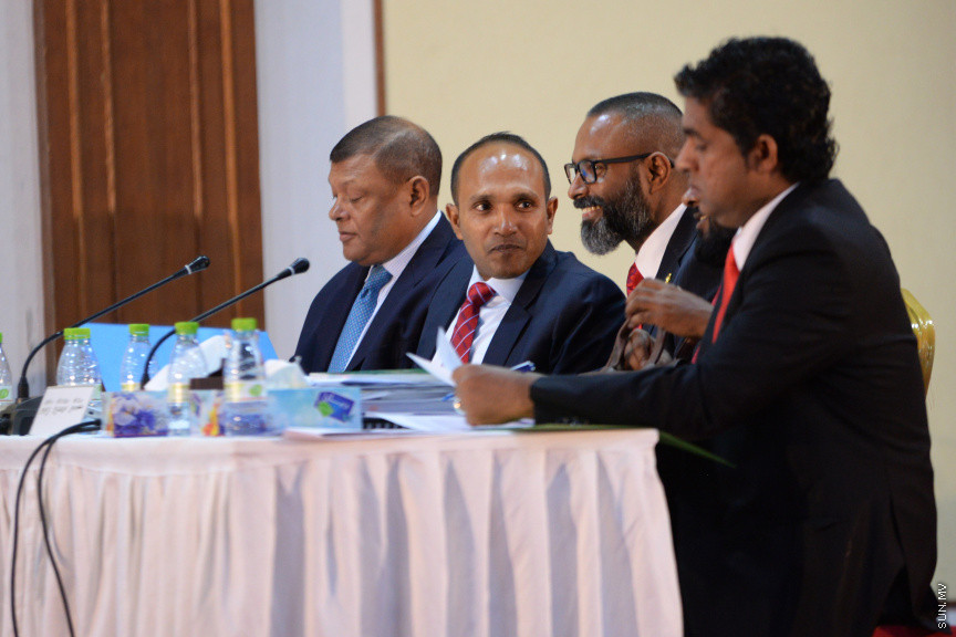 ޖޫން 20، 2019:  ޖޭއެސްސީ އިން ބަލަމުންދާ  ސުޕްރީމް ކޯޓުގެ ފަނޑިޔާރު އަބްދުﷲ ދީދީގެ މައްސަލަ އާންމުންނަށް ހުޅުވާލައިގެން ދަރުބާރުގޭގައި ކުރިއަށް ގެންދިޔަތަހުގީގު އަޑުއެހުުގެ ތެރެއިން -- ސަން ފޮޓޯ/ އަހުމަދު އަވްޝަން އިލްޔާސް