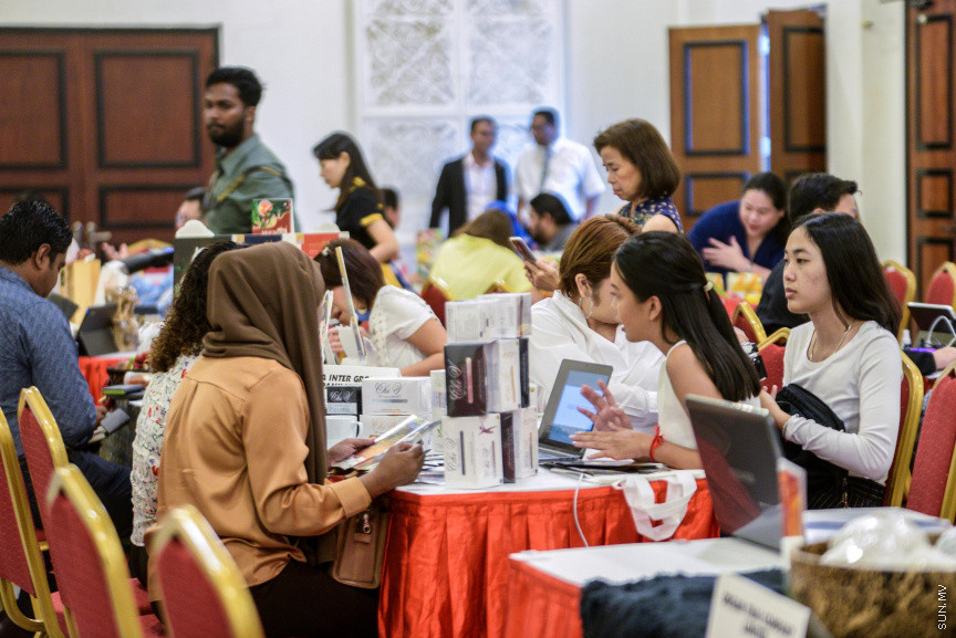 ޖޫން 27، 2019: "ތައިލެންޑް ބިޒްނަސް މެޗިން ފޯރަމް 2019ގެ ތެރެއިން: މި ފޯރަމްގައި ތައިލެންޑްގެ  27 ކުންފުންޏަކުން ބައިވެރިވޭ -- ސަން ފޮޓޯ/ ފަޔާޒު މޫސާ
