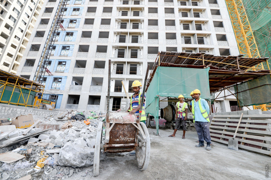 ޖޫން 26، 2019: ހިޔާ ފްލެޓުތައް، ކުދިކުދި އަލިފާންފޮށިތަކެއް: ހިޔާ މަޝްރޫއުގެ ދަށުން ޗައިނާގެ ކުންފުންޏަކާ ހަވާލުކޮށްގެން ހުޅުމާލޭ ދެވަނަ ފިޔަވަހީގައި އަޅާ ފްލެޓުތައް ނޫސްވެރިންނަށް ދައްކާލުން. 2017 ވަނަ އަހަރުގެ ފަހުކޮޅު ބިންގާ އެޅި މި ފްލެޓުތަކުގެ ސްޓްރަކްޗާ މަސައްކަތް ވަނީ ނިމިފައި. ފްލެޓުތަކުގެ މަސައްކަތް ނިންމުމަށް 485 މިލިއަން ޑޮލަރު (7.5 ބިލިއަން ރުފިޔާ) ހަރަދުވާނެ ކަމަށް އެޗްޑީސީ އިން ބުނޭ. އެޗްޑީސީ އިން ބުނީ އެޕާޓްމެންޓަކަށް 82000 ޑޮލަރު ހަރަދުވާނެ ކަމަށް. އެއަދަދު 20 އަހަރަށް ބަހާލުމުން އެޕާޓްމެންޓުގެ ކުލީގެ ގޮތުގައި 11000 ރުފިޔާ ދައްކަންޖެހޭނެ ކަމަށްވެސް އެޗްޑީސީ އިން ވަނީ ބުނެފައި.  މި މަޝްރޫއުގެ ދަށުން 7000 ހައުސިން ޔުނިޓު އަޅަން ނިންމި ނަމަވެސް، 25 ބުރީގެ މި ޓަވަރުތަކުގެ ތިރި ކޮމާޝަލް މަަސައްކަތްތަކަށް ދޫކުރުމަށް ވަނީ ނިންމާފައި. މިއާއެކު ހިޔާގެ ފްލެޓުތަކުގެ އަދަދު ވަނީ 6860 އަށް މަދުވެފައި. މިއީ 550 އަކަފޫޓުގެ އެޕާޓްމެންޓުތަކެއް. ކޮންމެ އެޕާޓްމެންޓެއްގައި ދެ ކޮޓަރި އާއި ދެ ފާހާނާ އަދި ސިޓިން ރޫމް ހިމެނޭ. ފްލެޓުތައް ސިފަކުރެވެނީ ކުދި އަލިފާންފޮށި ތަކެއްގެ ގޮތުގައި. ކުޑަ އާއިލާ އަކަށް ހަމަޖެހިގެން އުޅެވޭވަރަށްވުރެ މި ފްލެޓުތަކުގެ ސައިޒު ކުޑަ -- ސަން ފޮޓޯ/ ފަޔާޒު މޫސާ