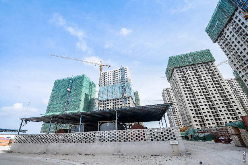 ޖޫން 26، 2019: ހިޔާ ފްލެޓުތައް، ކުދިކުދި އަލިފާންފޮށިތަކެއް: ހިޔާ މަޝްރޫއުގެ ދަށުން ޗައިނާގެ ކުންފުންޏަކާ ހަވާލުކޮށްގެން ހުޅުމާލޭ ދެވަނަ ފިޔަވަހީގައި އަޅާ ފްލެޓުތައް ނޫސްވެރިންނަށް ދައްކާލުން. 2017 ވަނަ އަހަރުގެ ފަހުކޮޅު ބިންގާ އެޅި މި ފްލެޓުތަކުގެ ސްޓްރަކްޗާ މަސައްކަތް ވަނީ ނިމިފައި. ފްލެޓުތަކުގެ މަސައްކަތް ނިންމުމަށް 485 މިލިއަން ޑޮލަރު (7.5 ބިލިއަން ރުފިޔާ) ހަރަދުވާނެ ކަމަށް އެޗްޑީސީ އިން ބުނޭ. އެޗްޑީސީ އިން ބުނީ އެޕާޓްމެންޓަކަށް 82000 ޑޮލަރު ހަރަދުވާނެ ކަމަށް. އެއަދަދު 20 އަހަރަށް ބަހާލުމުން އެޕާޓްމެންޓުގެ ކުލީގެ ގޮތުގައި 11000 ރުފިޔާ ދައްކަންޖެހޭނެ ކަމަށްވެސް އެޗްޑީސީ އިން ވަނީ ބުނެފައި.  މި މަޝްރޫއުގެ ދަށުން 7000 ހައުސިން ޔުނިޓު އަޅަން ނިންމި ނަމަވެސް، 25 ބުރީގެ މި ޓަވަރުތަކުގެ ތިރި ކޮމާޝަލް މަަސައްކަތްތަކަށް ދޫކުރުމަށް ވަނީ ނިންމާފައި. މިއާއެކު ހިޔާގެ ފްލެޓުތަކުގެ އަދަދު ވަނީ 6860 އަށް މަދުވެފައި. މިއީ 550 އަކަފޫޓުގެ އެޕާޓްމެންޓުތަކެއް. ކޮންމެ އެޕާޓްމެންޓެއްގައި ދެ ކޮޓަރި އާއި ދެ ފާހާނާ އަދި ސިޓިން ރޫމް ހިމެނޭ. ފްލެޓުތައް ސިފަކުރެވެނީ ކުދި އަލިފާންފޮށި ތަކެއްގެ ގޮތުގައި. ކުޑަ އާއިލާ އަކަށް ހަމަޖެހިގެން އުޅެވޭވަރަށްވުރެ މި ފްލެޓުތަކުގެ ސައިޒު ކުޑަ -- ސަން ފޮޓޯ/ ފަޔާޒު މޫސާ