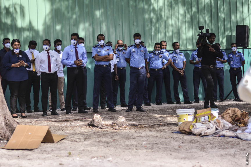 ޖޫން، 26، 2019: 414 މިލިއަން ރުފިޔާގެ މަސްތުވާތަކެތި ނައްތާލުން: 2014 ވަނަ އަހަރުން ފެށިގެން ފުލުހުންގެ 3،165 ތަފާތު އެކި މައްސަލަތަކުގައި އަތުލައިގަތް 420 ކިލޯގެ މަސްތުވާތަކެތި ވަނީ ނައްތާލާފައި --- ސަން ފޮޓޯ/ މުހައްމަދު މުޒައްޔިން ނާޒިމް