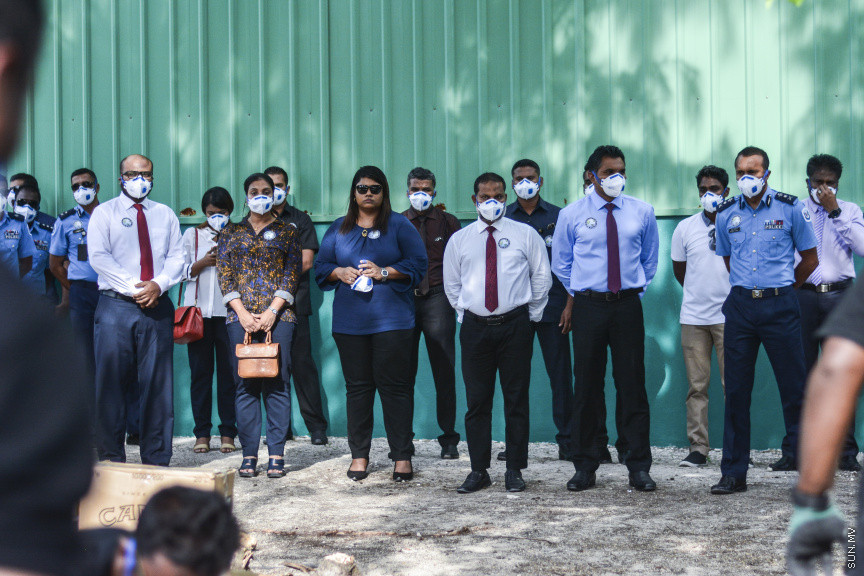 ޖޫން، 26، 2019: 414 މިލިއަން ރުފިޔާގެ މަސްތުވާތަކެތި ނައްތާލުން: 2014 ވަނަ އަހަރުން ފެށިގެން ފުލުހުންގެ 3،165 ތަފާތު އެކި މައްސަލަތަކުގައި އަތުލައިގަތް 420 ކިލޯގެ މަސްތުވާތަކެތި ވަނީ ނައްތާލާފައި --- ސަން ފޮޓޯ/ މުހައްމަދު މުޒައްޔިން ނާޒިމް