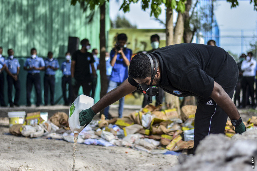 ޖޫން، 26، 2019: 414 މިލިއަން ރުފިޔާގެ މަސްތުވާތަކެތި ނައްތާލުން: 2014 ވަނަ އަހަރުން ފެށިގެން ފުލުހުންގެ 3،165 ތަފާތު އެކި މައްސަލަތަކުގައި އަތުލައިގަތް 420 ކިލޯގެ މަސްތުވާތަކެތި ވަނީ ނައްތާލާފައި --- ސަން ފޮޓޯ/ މުހައްމަދު މުޒައްޔިން ނާޒިމް