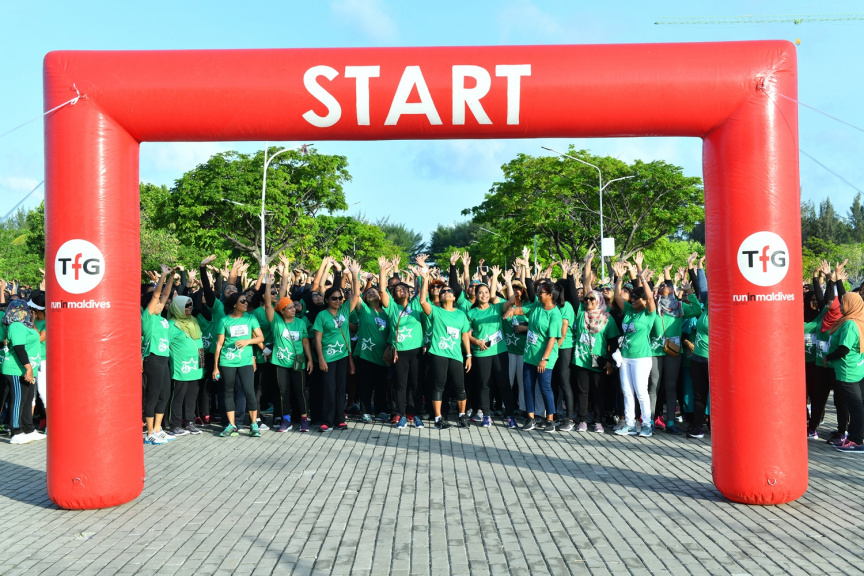 ޖުލައި 5، 2019: އަމީނިއްޔާ ސްކޫލުގެ 75ވަނަ އަހަރީ ދުވަހާގުޅުވައިގެން ކުރިއަށް ގެންދިޔަ &rdquo;އަމީނީ ޑައިމަންޑް ޖްބްލީ ރަން&ldquo; ގައި ރައީސުލްޖުމްހޫރިއްޔާގެ އަނބިކަނބަލުން، ފަޒްނާ އަޙްމަދު ބައިވެރިވެ ވަޑައިގަތުން -- ފޮޓޯ/ ރައީސް އޮފީސް