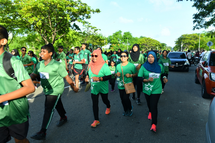 ޖުލައި 5، 2019: އަމީނިއްޔާ ސްކޫލުގެ 75ވަނަ އަހަރީ ދުވަހާގުޅުވައިގެން ކުރިއަށް ގެންދިޔަ &rdquo;އަމީނީ ޑައިމަންޑް ޖްބްލީ ރަން&ldquo; ގައި ރައީސުލްޖުމްހޫރިއްޔާގެ އަނބިކަނބަލުން، ފަޒްނާ އަޙްމަދު ބައިވެރިވެ ވަޑައިގަތުން -- ފޮޓޯ/ ރައީސް އޮފީސް