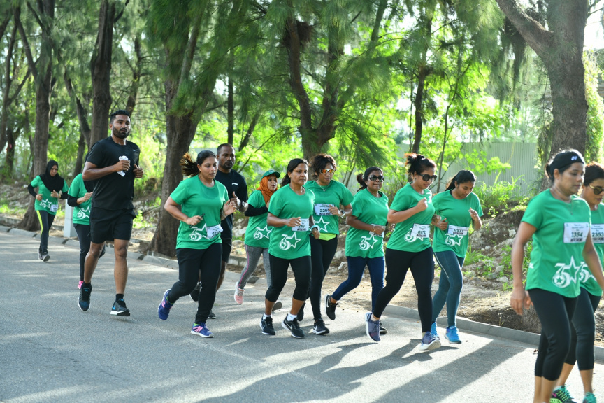 ޖުލައި 5، 2019: އަމީނިއްޔާ ސްކޫލުގެ 75ވަނަ އަހަރީ ދުވަހާގުޅުވައިގެން ކުރިއަށް ގެންދިޔަ &rdquo;އަމީނީ ޑައިމަންޑް ޖްބްލީ ރަން&ldquo; ގައި ރައީސުލްޖުމްހޫރިއްޔާގެ އަނބިކަނބަލުން، ފަޒްނާ އަޙްމަދު ބައިވެރިވެ ވަޑައިގަތުން -- ފޮޓޯ/ ރައީސް އޮފީސް