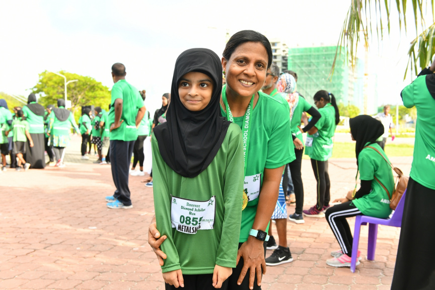 ޖުލައި 5، 2019: އަމީނިއްޔާ ސްކޫލުގެ 75ވަނަ އަހަރީ ދުވަހާގުޅުވައިގެން ކުރިއަށް ގެންދިޔަ &rdquo;އަމީނީ ޑައިމަންޑް ޖްބްލީ ރަން&ldquo; ގައި ރައީސުލްޖުމްހޫރިއްޔާގެ އަނބިކަނބަލުން، ފަޒްނާ އަޙްމަދު ބައިވެރިވެ ވަޑައިގަތުން -- ފޮޓޯ/ ރައީސް އޮފީސް