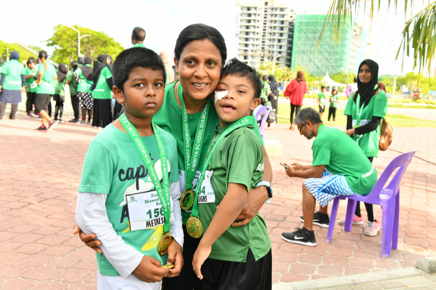 ޖުލައި 5، 2019: އަމީނިއްޔާ ސްކޫލުގެ 75ވަނަ އަހަރީ ދުވަހާގުޅުވައިގެން ކުރިއަށް ގެންދިޔަ &rdquo;އަމީނީ ޑައިމަންޑް ޖްބްލީ ރަން&ldquo; ގައި ރައީސުލްޖުމްހޫރިއްޔާގެ އަނބިކަނބަލުން، ފަޒްނާ އަޙްމަދު ބައިވެރިވެ ވަޑައިގަތުން -- ފޮޓޯ/ ރައީސް އޮފީސް