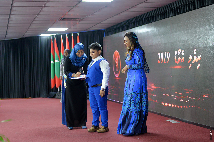ޖުލައި 8، 2019: ނުކުޅެދުންތެރިކަން ހުންނަމީހުންގެ އަގުވަޒަންކޮށް ދޭ ރިވެލި އެވޯޑް ދިނުމަށް އިސްލާމީ މަރުކަޒު ހޯލްގައި ބޭއްވި ރަސްމިއްޔާތުގެ ތެރެއިން -- ސަން ފޮޓޯ/ ފަޔާޒު މޫސާ