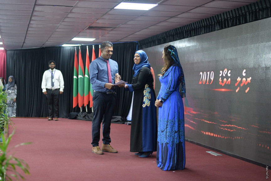ޖުލައި 8، 2019: ނުކުޅެދުންތެރިކަން ހުންނަމީހުންގެ އަގުވަޒަންކޮށް ދޭ ރިވެލި އެވޯޑް ދިނުމަށް އިސްލާމީ މަރުކަޒު ހޯލްގައި ބޭއްވި ރަސްމިއްޔާތުގެ ތެރެއިން -- ސަން ފޮޓޯ/ ފަޔާޒު މޫސާ