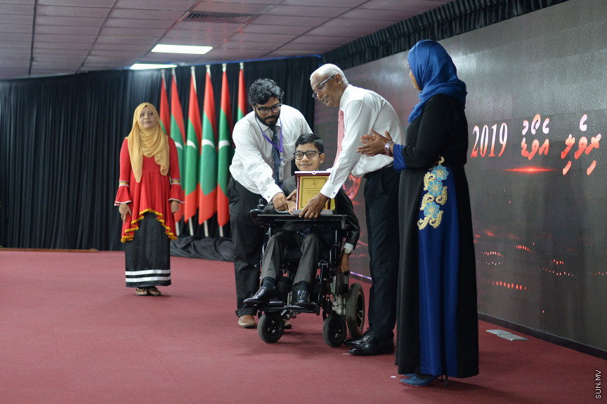 ޖުލައި 8، 2019: ނުކުޅެދުންތެރިކަން ހުންނަމީހުންގެ އަގުވަޒަންކޮށް ދޭ ރިވެލި އެވޯޑް ދިނުމަށް އިސްލާމީ މަރުކަޒު ހޯލްގައި ބޭއްވި ރަސްމިއްޔާތުގެ ތެރެއިން -- ސަން ފޮޓޯ/ ފަޔާޒު މޫސާ