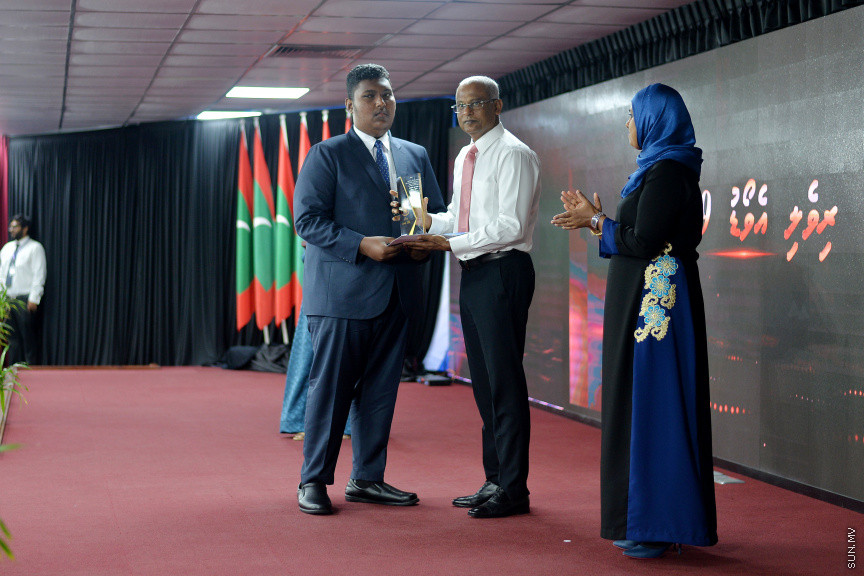 ޖުލައި 8، 2019: ނުކުޅެދުންތެރިކަން ހުންނަމީހުންގެ އަގުވަޒަންކޮށް ދޭ ރިވެލި އެވޯޑް ދިނުމަށް އިސްލާމީ މަރުކަޒު ހޯލްގައި ބޭއްވި ރަސްމިއްޔާތުގެ ތެރެއިން -- ސަން ފޮޓޯ/ ފަޔާޒު މޫސާ