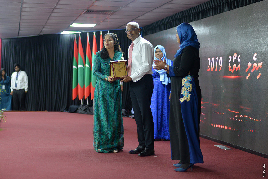 ޖުލައި 8، 2019: ނުކުޅެދުންތެރިކަން ހުންނަމީހުންގެ އަގުވަޒަންކޮށް ދޭ ރިވެލި އެވޯޑް ދިނުމަށް އިސްލާމީ މަރުކަޒު ހޯލްގައި ބޭއްވި ރަސްމިއްޔާތުގެ ތެރެއިން -- ސަން ފޮޓޯ/ ފަޔާޒު މޫސާ