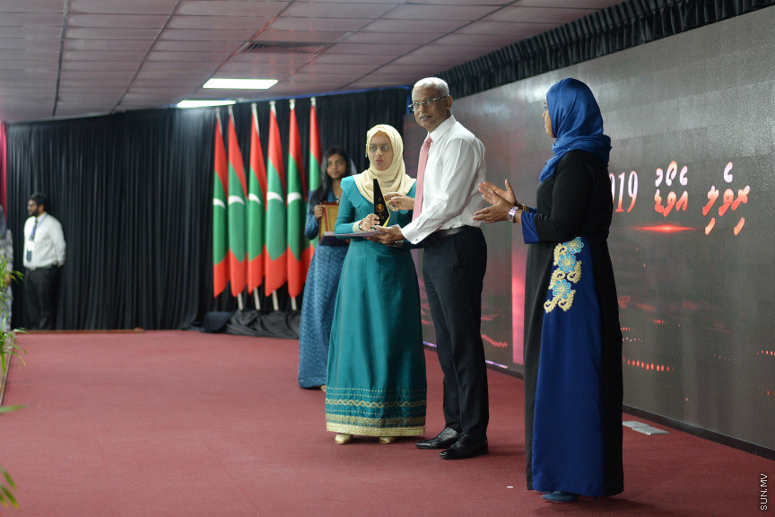 ޖުލައި 8، 2019: ނުކުޅެދުންތެރިކަން ހުންނަމީހުންގެ އަގުވަޒަންކޮށް ދޭ ރިވެލި އެވޯޑް ދިނުމަށް އިސްލާމީ މަރުކަޒު ހޯލްގައި ބޭއްވި ރަސްމިއްޔާތުގެ ތެރެއިން -- ސަން ފޮޓޯ/ ފަޔާޒު މޫސާ