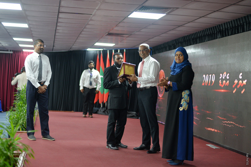 ޖުލައި 8، 2019: ނުކުޅެދުންތެރިކަން ހުންނަމީހުންގެ އަގުވަޒަންކޮށް ދޭ ރިވެލި އެވޯޑް ދިނުމަށް އިސްލާމީ މަރުކަޒު ހޯލްގައި ބޭއްވި ރަސްމިއްޔާތުގެ ތެރެއިން -- ސަން ފޮޓޯ/ ފަޔާޒު މޫސާ