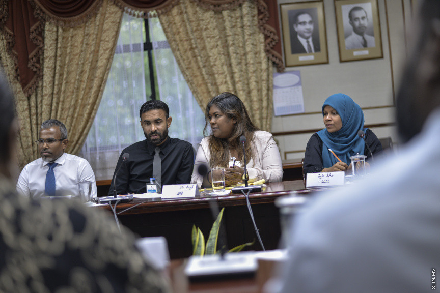 ޖުަލައި، 17، 2019: ރައްޔިތުންގެ މަޖިލީހުގެ ޖުޑީޝަރީ ކޮމިޓީއަށް ބާ ކައުންސިލް ހާޒިރު ކުރުން --- ސަން ފޮޓޯ/ މުހައްމަދު މުޒައްޔިން ނާޒިމް