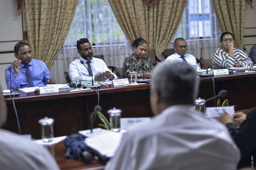 ޖުަލައި، 17، 2019: ރައްޔިތުންގެ މަޖިލީހުގެ ޖުޑީޝަރީ ކޮމިޓީއަށް ބާ ކައުންސިލް ހާޒިރު ކުރުން --- ސަން ފޮޓޯ/ މުހައްމަދު މުޒައްޔިން ނާޒިމް