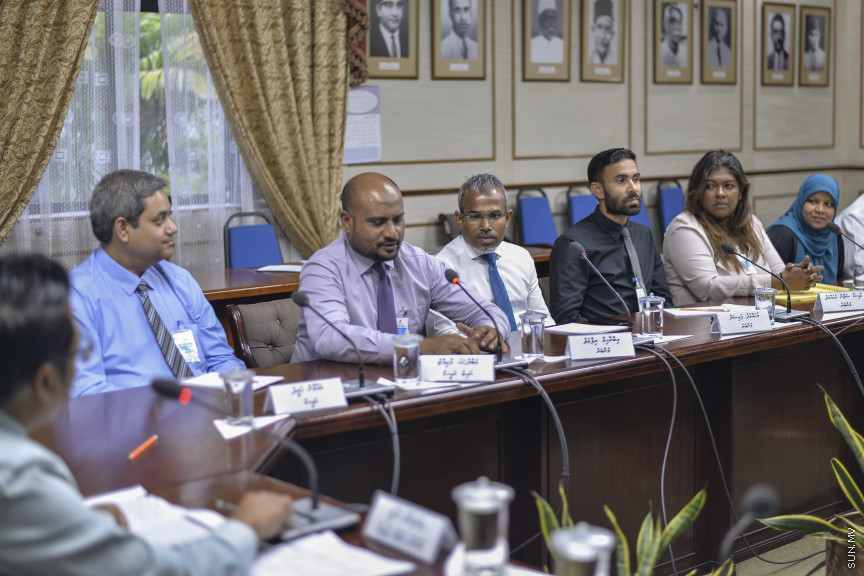 ޖުަލައި، 17، 2019: ރައްޔިތުންގެ މަޖިލީހުގެ ޖުޑީޝަރީ ކޮމިޓީއަށް ބާ ކައުންސިލް ހާޒިރު ކުރުން --- ސަން ފޮޓޯ/ މުހައްމަދު މުޒައްޔިން ނާޒިމް