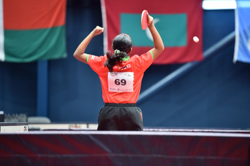 މޮރިޝަސް- 21 ޖުލައި 2019: އެންމެ ފަހުގެ ޗެމްޕިއަން އަދި މުބާރާތް ބާއްވާ ގައުމު ކަމަށްވާ މޮރިޝަސް ވަރަށް ވާދަވެރި ކުޅުމަކަށް ފަހު 3-5 އިން ބަލިކޮށް ދިވެހިރާއްޖޭގެ ގައުމީ އަންހެން ޓޭބަލް ޓެނިސް ޓީމުން އިންޑިއަން އޯޝަން އައިލެންޑް ގޭމްސް (އައިއޯއައިޖީ) އިން އަންހެން ޓޭބަލް ޓެނިސް ޓީމު އިވެންޓުގެ ފަހުރުވެރި ރަން މެޑަލް ހޯދުން -- ފޮޓޯ/ ރައީސް އޮފީސް