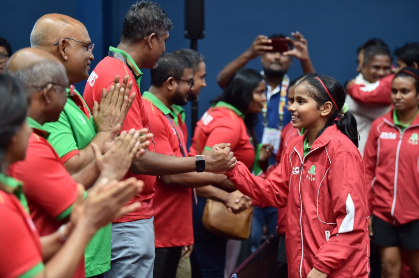 މޮރިޝަސް- 21 ޖުލައި 2019: އެންމެ ފަހުގެ ޗެމްޕިއަން އަދި މުބާރާތް ބާއްވާ ގައުމު ކަމަށްވާ މޮރިޝަސް ވަރަށް ވާދަވެރި ކުޅުމަކަށް ފަހު 3-5 އިން ބަލިކޮށް ދިވެހިރާއްޖޭގެ ގައުމީ އަންހެން ޓޭބަލް ޓެނިސް ޓީމުން އިންޑިއަން އޯޝަން އައިލެންޑް ގޭމްސް (އައިއޯއައިޖީ) އިން އަންހެން ޓޭބަލް ޓެނިސް ޓީމު އިވެންޓުގެ ފަހުރުވެރި ރަން މެޑަލް ހޯދުން -- ފޮޓޯ/ ރައީސް އޮފީސް
