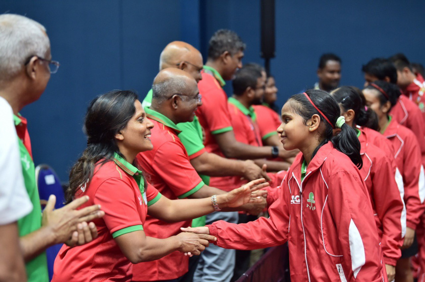 މޮރިޝަސް- 21 ޖުލައި 2019: އެންމެ ފަހުގެ ޗެމްޕިއަން އަދި މުބާރާތް ބާއްވާ ގައުމު ކަމަށްވާ މޮރިޝަސް ވަރަށް ވާދަވެރި ކުޅުމަކަށް ފަހު 3-5 އިން ބަލިކޮށް ދިވެހިރާއްޖޭގެ ގައުމީ އަންހެން ޓޭބަލް ޓެނިސް ޓީމުން އިންޑިއަން އޯޝަން އައިލެންޑް ގޭމްސް (އައިއޯއައިޖީ) އިން އަންހެން ޓޭބަލް ޓެނިސް ޓީމު އިވެންޓުގެ ފަހުރުވެރި ރަން މެޑަލް ހޯދުން -- ފޮޓޯ/ ރައީސް އޮފީސް
