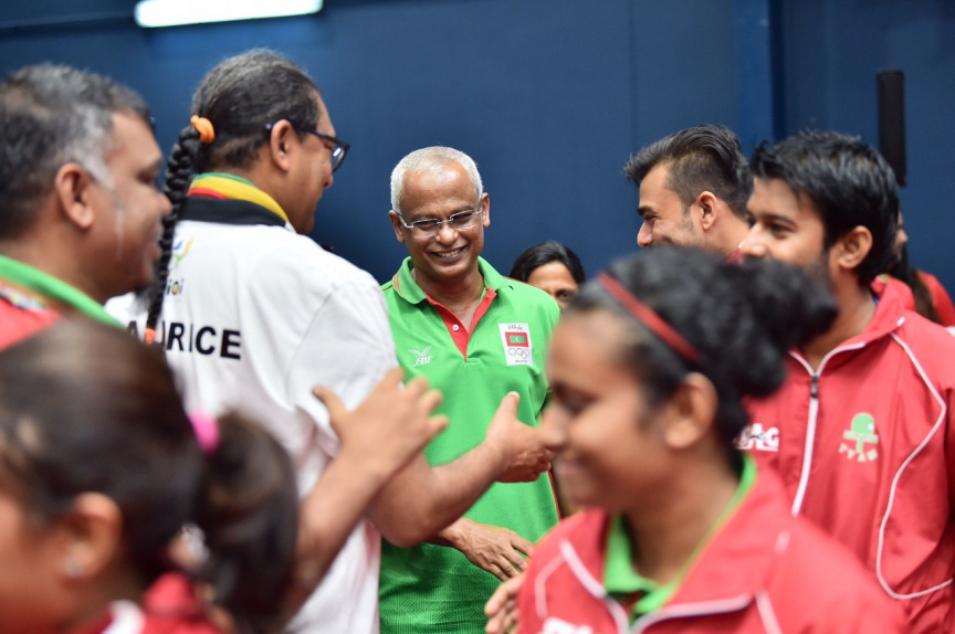މޮރިޝަސް- 21 ޖުލައި 2019: އެންމެ ފަހުގެ ޗެމްޕިއަން އަދި މުބާރާތް ބާއްވާ ގައުމު ކަމަށްވާ މޮރިޝަސް ވަރަށް ވާދަވެރި ކުޅުމަކަށް ފަހު 3-5 އިން ބަލިކޮށް ދިވެހިރާއްޖޭގެ ގައުމީ އަންހެން ޓޭބަލް ޓެނިސް ޓީމުން އިންޑިއަން އޯޝަން އައިލެންޑް ގޭމްސް (އައިއޯއައިޖީ) އިން އަންހެން ޓޭބަލް ޓެނިސް ޓީމު އިވެންޓުގެ ފަހުރުވެރި ރަން މެޑަލް ހޯދުން -- ފޮޓޯ/ ރައީސް އޮފީސް