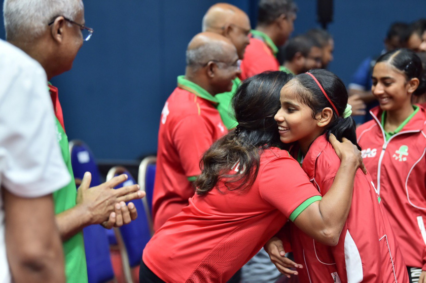 މޮރިޝަސް- 21 ޖުލައި 2019: އެންމެ ފަހުގެ ޗެމްޕިއަން އަދި މުބާރާތް ބާއްވާ ގައުމު ކަމަށްވާ މޮރިޝަސް ވަރަށް ވާދަވެރި ކުޅުމަކަށް ފަހު 3-5 އިން ބަލިކޮށް ދިވެހިރާއްޖޭގެ ގައުމީ އަންހެން ޓޭބަލް ޓެނިސް ޓީމުން އިންޑިއަން އޯޝަން އައިލެންޑް ގޭމްސް (އައިއޯއައިޖީ) އިން އަންހެން ޓޭބަލް ޓެނިސް ޓީމު އިވެންޓުގެ ފަހުރުވެރި ރަން މެޑަލް ހޯދުން -- ފޮޓޯ/ ރައީސް އޮފީސް