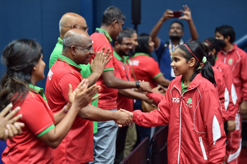 މޮރިޝަސް- 21 ޖުލައި 2019: އެންމެ ފަހުގެ ޗެމްޕިއަން އަދި މުބާރާތް ބާއްވާ ގައުމު ކަމަށްވާ މޮރިޝަސް ވަރަށް ވާދަވެރި ކުޅުމަކަށް ފަހު 3-5 އިން ބަލިކޮށް ދިވެހިރާއްޖޭގެ ގައުމީ އަންހެން ޓޭބަލް ޓެނިސް ޓީމުން އިންޑިއަން އޯޝަން އައިލެންޑް ގޭމްސް (އައިއޯއައިޖީ) އިން އަންހެން ޓޭބަލް ޓެނިސް ޓީމު އިވެންޓުގެ ފަހުރުވެރި ރަން މެޑަލް ހޯދުން -- ފޮޓޯ/ ރައީސް އޮފީސް