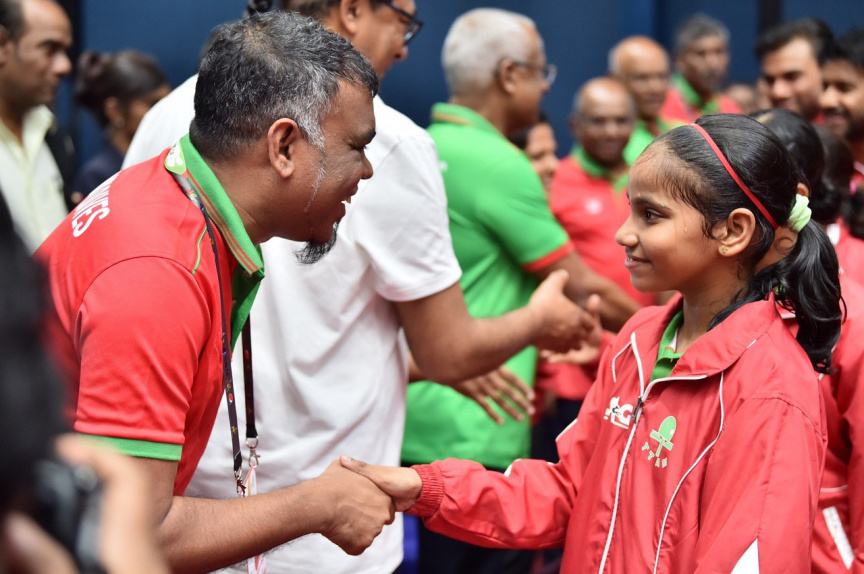 މޮރިޝަސް- 21 ޖުލައި 2019: އެންމެ ފަހުގެ ޗެމްޕިއަން އަދި މުބާރާތް ބާއްވާ ގައުމު ކަމަށްވާ މޮރިޝަސް ވަރަށް ވާދަވެރި ކުޅުމަކަށް ފަހު 3-5 އިން ބަލިކޮށް ދިވެހިރާއްޖޭގެ ގައުމީ އަންހެން ޓޭބަލް ޓެނިސް ޓީމުން އިންޑިއަން އޯޝަން އައިލެންޑް ގޭމްސް (އައިއޯއައިޖީ) އިން އަންހެން ޓޭބަލް ޓެނިސް ޓީމު އިވެންޓުގެ ފަހުރުވެރި ރަން މެޑަލް ހޯދުން -- ފޮޓޯ/ ރައީސް އޮފީސް