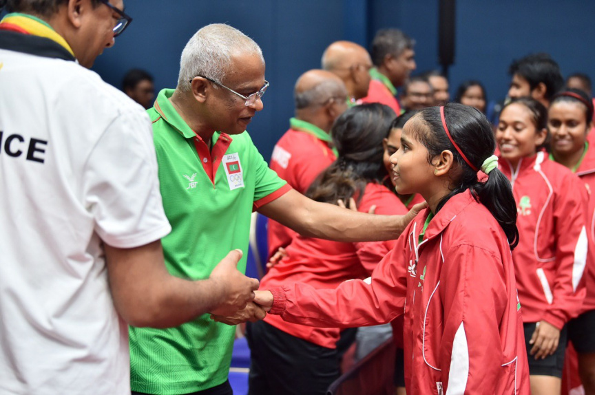 މޮރިޝަސް- 21 ޖުލައި 2019: އެންމެ ފަހުގެ ޗެމްޕިއަން އަދި މުބާރާތް ބާއްވާ ގައުމު ކަމަށްވާ މޮރިޝަސް ވަރަށް ވާދަވެރި ކުޅުމަކަށް ފަހު 3-5 އިން ބަލިކޮށް ދިވެހިރާއްޖޭގެ ގައުމީ އަންހެން ޓޭބަލް ޓެނިސް ޓީމުން އިންޑިއަން އޯޝަން އައިލެންޑް ގޭމްސް (އައިއޯއައިޖީ) އިން އަންހެން ޓޭބަލް ޓެނިސް ޓީމު އިވެންޓުގެ ފަހުރުވެރި ރަން މެޑަލް ހޯދުން -- ފޮޓޯ/ ރައީސް އޮފީސް