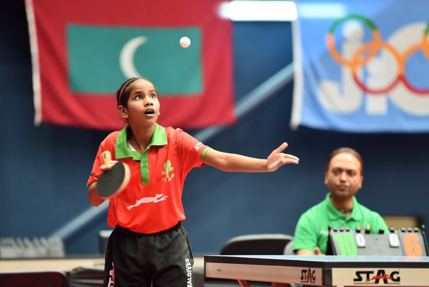 މޮރިޝަސް- 21 ޖުލައި 2019: އެންމެ ފަހުގެ ޗެމްޕިއަން އަދި މުބާރާތް ބާއްވާ ގައުމު ކަމަށްވާ މޮރިޝަސް ވަރަށް ވާދަވެރި ކުޅުމަކަށް ފަހު 3-5 އިން ބަލިކޮށް ދިވެހިރާއްޖޭގެ ގައުމީ އަންހެން ޓޭބަލް ޓެނިސް ޓީމުން އިންޑިއަން އޯޝަން އައިލެންޑް ގޭމްސް (އައިއޯއައިޖީ) އިން އަންހެން ޓޭބަލް ޓެނިސް ޓީމު އިވެންޓުގެ ފަހުރުވެރި ރަން މެޑަލް ހޯދުން -- ފޮޓޯ/ ރައީސް އޮފީސް
