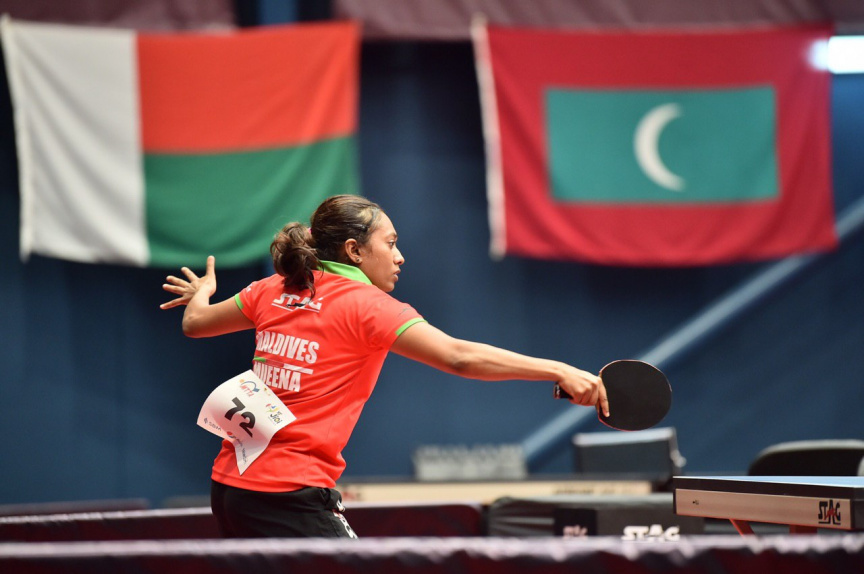 މޮރިޝަސް- 21 ޖުލައި 2019: އެންމެ ފަހުގެ ޗެމްޕިއަން އަދި މުބާރާތް ބާއްވާ ގައުމު ކަމަށްވާ މޮރިޝަސް ވަރަށް ވާދަވެރި ކުޅުމަކަށް ފަހު 3-5 އިން ބަލިކޮށް ދިވެހިރާއްޖޭގެ ގައުމީ އަންހެން ޓޭބަލް ޓެނިސް ޓީމުން އިންޑިއަން އޯޝަން އައިލެންޑް ގޭމްސް (އައިއޯއައިޖީ) އިން އަންހެން ޓޭބަލް ޓެނިސް ޓީމު އިވެންޓުގެ ފަހުރުވެރި ރަން މެޑަލް ހޯދުން -- ފޮޓޯ/ ރައީސް އޮފީސް