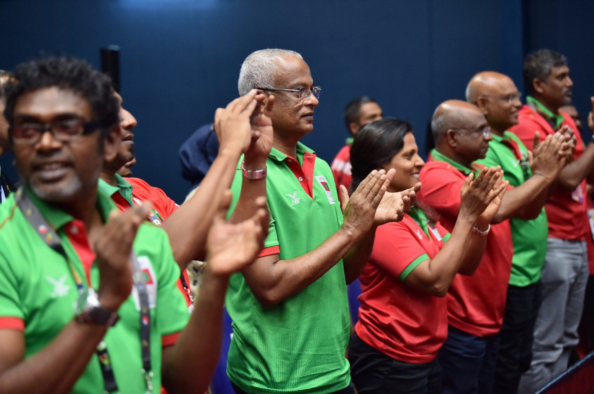 މޮރިޝަސް- 21 ޖުލައި 2019: އެންމެ ފަހުގެ ޗެމްޕިއަން އަދި މުބާރާތް ބާއްވާ ގައުމު ކަމަށްވާ މޮރިޝަސް ވަރަށް ވާދަވެރި ކުޅުމަކަށް ފަހު 3-5 އިން ބަލިކޮށް ދިވެހިރާއްޖޭގެ ގައުމީ އަންހެން ޓޭބަލް ޓެނިސް ޓީމުން އިންޑިއަން އޯޝަން އައިލެންޑް ގޭމްސް (އައިއޯއައިޖީ) އިން އަންހެން ޓޭބަލް ޓެނިސް ޓީމު އިވެންޓުގެ ފަހުރުވެރި ރަން މެޑަލް ހޯދުން -- ފޮޓޯ/ ރައީސް އޮފީސް