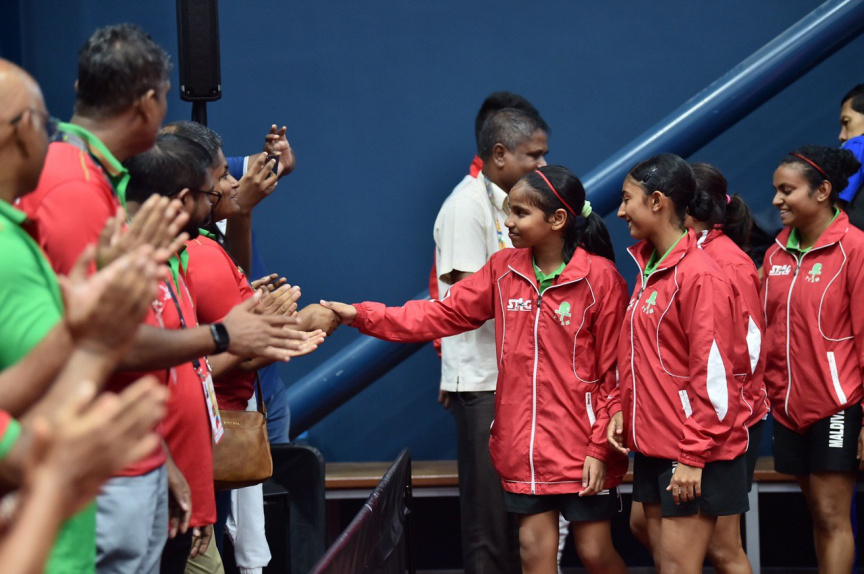 މޮރިޝަސް- 21 ޖުލައި 2019: އެންމެ ފަހުގެ ޗެމްޕިއަން އަދި މުބާރާތް ބާއްވާ ގައުމު ކަމަށްވާ މޮރިޝަސް ވަރަށް ވާދަވެރި ކުޅުމަކަށް ފަހު 3-5 އިން ބަލިކޮށް ދިވެހިރާއްޖޭގެ ގައުމީ އަންހެން ޓޭބަލް ޓެނިސް ޓީމުން އިންޑިއަން އޯޝަން އައިލެންޑް ގޭމްސް (އައިއޯއައިޖީ) އިން އަންހެން ޓޭބަލް ޓެނިސް ޓީމު އިވެންޓުގެ ފަހުރުވެރި ރަން މެޑަލް ހޯދުން -- ފޮޓޯ/ ރައީސް އޮފީސް