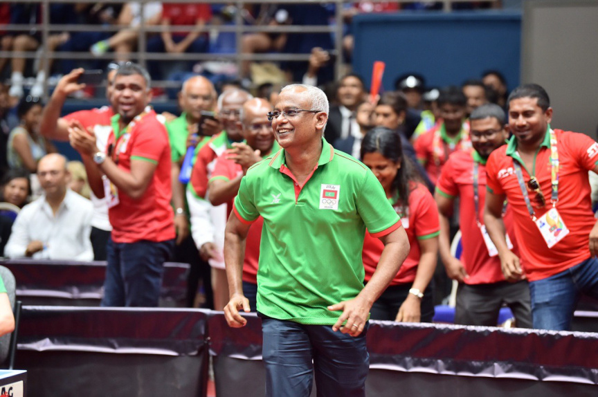 މޮރިޝަސް- 21 ޖުލައި 2019: އެންމެ ފަހުގެ ޗެމްޕިއަން އަދި މުބާރާތް ބާއްވާ ގައުމު ކަމަށްވާ މޮރިޝަސް ވަރަށް ވާދަވެރި ކުޅުމަކަށް ފަހު 3-5 އިން ބަލިކޮށް ދިވެހިރާއްޖޭގެ ގައުމީ އަންހެން ޓޭބަލް ޓެނިސް ޓީމުން އިންޑިއަން އޯޝަން އައިލެންޑް ގޭމްސް (އައިއޯއައިޖީ) އިން އަންހެން ޓޭބަލް ޓެނިސް ޓީމު އިވެންޓުގެ ފަހުރުވެރި ރަން މެޑަލް ހޯދުން -- ފޮޓޯ/ ރައީސް އޮފީސް