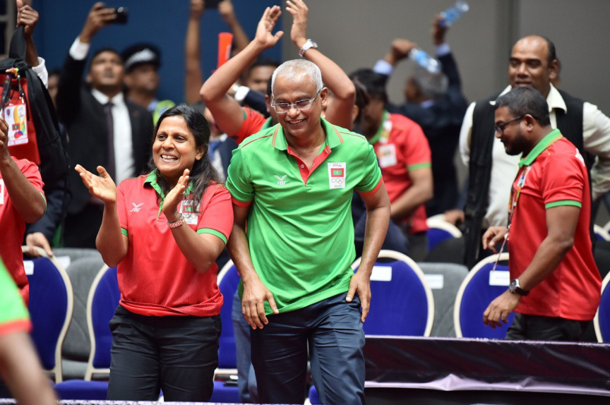 މޮރިޝަސް- 21 ޖުލައި 2019: އެންމެ ފަހުގެ ޗެމްޕިއަން އަދި މުބާރާތް ބާއްވާ ގައުމު ކަމަށްވާ މޮރިޝަސް ވަރަށް ވާދަވެރި ކުޅުމަކަށް ފަހު 3-5 އިން ބަލިކޮށް ދިވެހިރާއްޖޭގެ ގައުމީ އަންހެން ޓޭބަލް ޓެނިސް ޓީމުން އިންޑިއަން އޯޝަން އައިލެންޑް ގޭމްސް (އައިއޯއައިޖީ) އިން އަންހެން ޓޭބަލް ޓެނިސް ޓީމު އިވެންޓުގެ ފަހުރުވެރި ރަން މެޑަލް ހޯދުން -- ފޮޓޯ/ ރައީސް އޮފީސް
