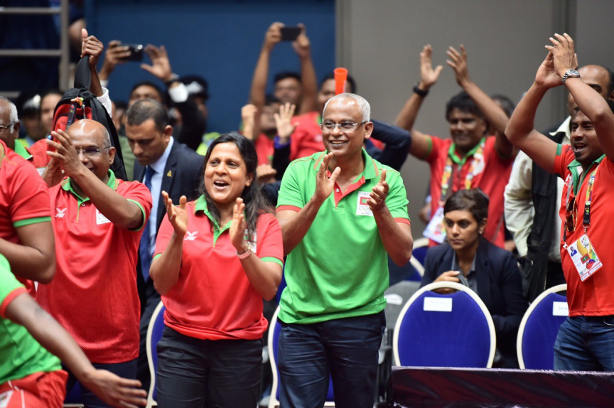 މޮރިޝަސް- 21 ޖުލައި 2019: އެންމެ ފަހުގެ ޗެމްޕިއަން އަދި މުބާރާތް ބާއްވާ ގައުމު ކަމަށްވާ މޮރިޝަސް ވަރަށް ވާދަވެރި ކުޅުމަކަށް ފަހު 3-5 އިން ބަލިކޮށް ދިވެހިރާއްޖޭގެ ގައުމީ އަންހެން ޓޭބަލް ޓެނިސް ޓީމުން އިންޑިއަން އޯޝަން އައިލެންޑް ގޭމްސް (އައިއޯއައިޖީ) އިން އަންހެން ޓޭބަލް ޓެނިސް ޓީމު އިވެންޓުގެ ފަހުރުވެރި ރަން މެޑަލް ހޯދުން -- ފޮޓޯ/ ރައީސް އޮފީސް
