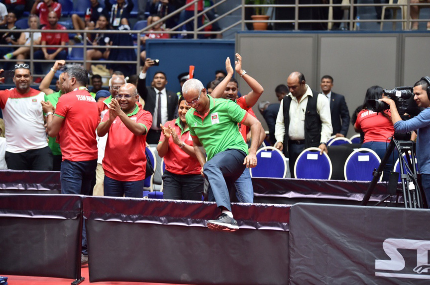 މޮރިޝަސް- 21 ޖުލައި 2019: އެންމެ ފަހުގެ ޗެމްޕިއަން އަދި މުބާރާތް ބާއްވާ ގައުމު ކަމަށްވާ މޮރިޝަސް ވަރަށް ވާދަވެރި ކުޅުމަކަށް ފަހު 3-5 އިން ބަލިކޮށް ދިވެހިރާއްޖޭގެ ގައުމީ އަންހެން ޓޭބަލް ޓެނިސް ޓީމުން އިންޑިއަން އޯޝަން އައިލެންޑް ގޭމްސް (އައިއޯއައިޖީ) އިން އަންހެން ޓޭބަލް ޓެނިސް ޓީމު އިވެންޓުގެ ފަހުރުވެރި ރަން މެޑަލް ހޯދުން -- ފޮޓޯ/ ރައީސް އޮފީސް