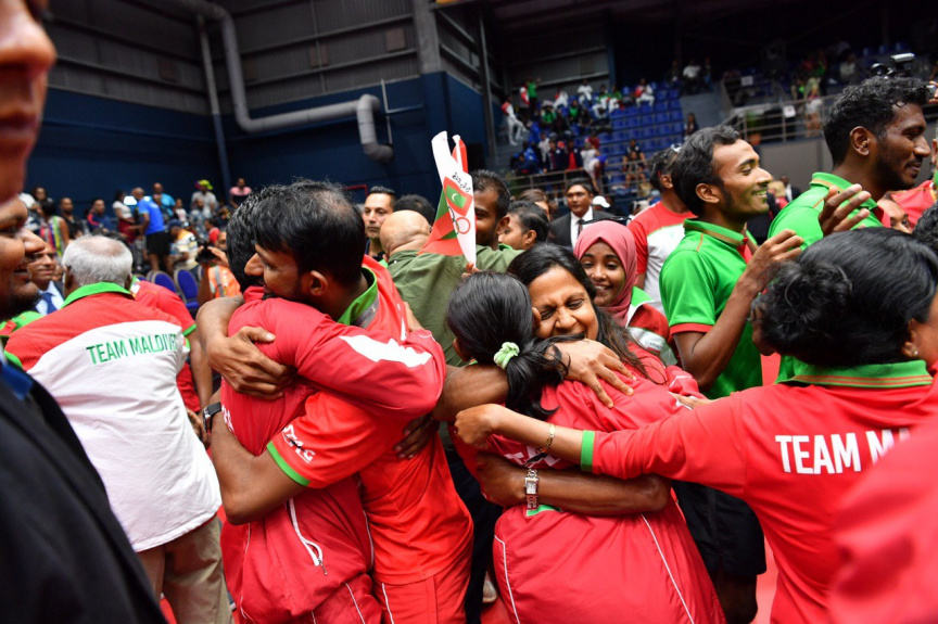 މޮރިޝަސް- 21 ޖުލައި 2019: އެންމެ ފަހުގެ ޗެމްޕިއަން އަދި މުބާރާތް ބާއްވާ ގައުމު ކަމަށްވާ މޮރިޝަސް ވަރަށް ވާދަވެރި ކުޅުމަކަށް ފަހު 3-5 އިން ބަލިކޮށް ދިވެހިރާއްޖޭގެ ގައުމީ އަންހެން ޓޭބަލް ޓެނިސް ޓީމުން އިންޑިއަން އޯޝަން އައިލެންޑް ގޭމްސް (އައިއޯއައިޖީ) އިން އަންހެން ޓޭބަލް ޓެނިސް ޓީމު އިވެންޓުގެ ފަހުރުވެރި ރަން މެޑަލް ހޯދުން -- ފޮޓޯ/ ރައީސް އޮފީސް