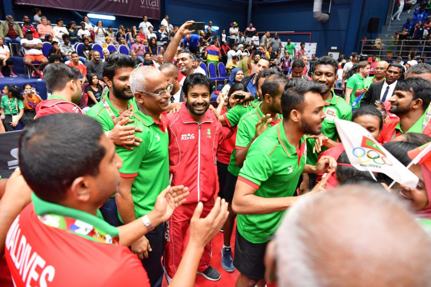 މޮރިޝަސް- 21 ޖުލައި 2019: އެންމެ ފަހުގެ ޗެމްޕިއަން އަދި މުބާރާތް ބާއްވާ ގައުމު ކަމަށްވާ މޮރިޝަސް ވަރަށް ވާދަވެރި ކުޅުމަކަށް ފަހު 3-5 އިން ބަލިކޮށް ދިވެހިރާއްޖޭގެ ގައުމީ އަންހެން ޓޭބަލް ޓެނިސް ޓީމުން އިންޑިއަން އޯޝަން އައިލެންޑް ގޭމްސް (އައިއޯއައިޖީ) އިން އަންހެން ޓޭބަލް ޓެނިސް ޓީމު އިވެންޓުގެ ފަހުރުވެރި ރަން މެޑަލް ހޯދުން -- ފޮޓޯ/ ރައީސް އޮފީސް