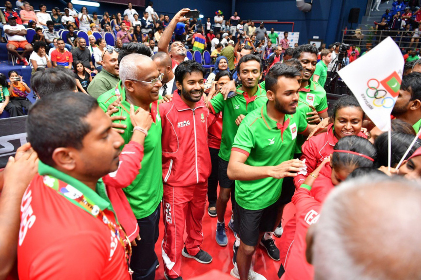 މޮރިޝަސް- 21 ޖުލައި 2019: އެންމެ ފަހުގެ ޗެމްޕިއަން އަދި މުބާރާތް ބާއްވާ ގައުމު ކަމަށްވާ މޮރިޝަސް ވަރަށް ވާދަވެރި ކުޅުމަކަށް ފަހު 3-5 އިން ބަލިކޮށް ދިވެހިރާއްޖޭގެ ގައުމީ އަންހެން ޓޭބަލް ޓެނިސް ޓީމުން އިންޑިއަން އޯޝަން އައިލެންޑް ގޭމްސް (އައިއޯއައިޖީ) އިން އަންހެން ޓޭބަލް ޓެނިސް ޓީމު އިވެންޓުގެ ފަހުރުވެރި ރަން މެޑަލް ހޯދުން -- ފޮޓޯ/ ރައީސް އޮފީސް