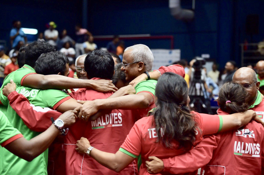 މޮރިޝަސް- 21 ޖުލައި 2019: އެންމެ ފަހުގެ ޗެމްޕިއަން އަދި މުބާރާތް ބާއްވާ ގައުމު ކަމަށްވާ މޮރިޝަސް ވަރަށް ވާދަވެރި ކުޅުމަކަށް ފަހު 3-5 އިން ބަލިކޮށް ދިވެހިރާއްޖޭގެ ގައުމީ އަންހެން ޓޭބަލް ޓެނިސް ޓީމުން އިންޑިއަން އޯޝަން އައިލެންޑް ގޭމްސް (އައިއޯއައިޖީ) އިން އަންހެން ޓޭބަލް ޓެނިސް ޓީމު އިވެންޓުގެ ފަހުރުވެރި ރަން މެޑަލް ހޯދުން -- ފޮޓޯ/ ރައީސް އޮފީސް