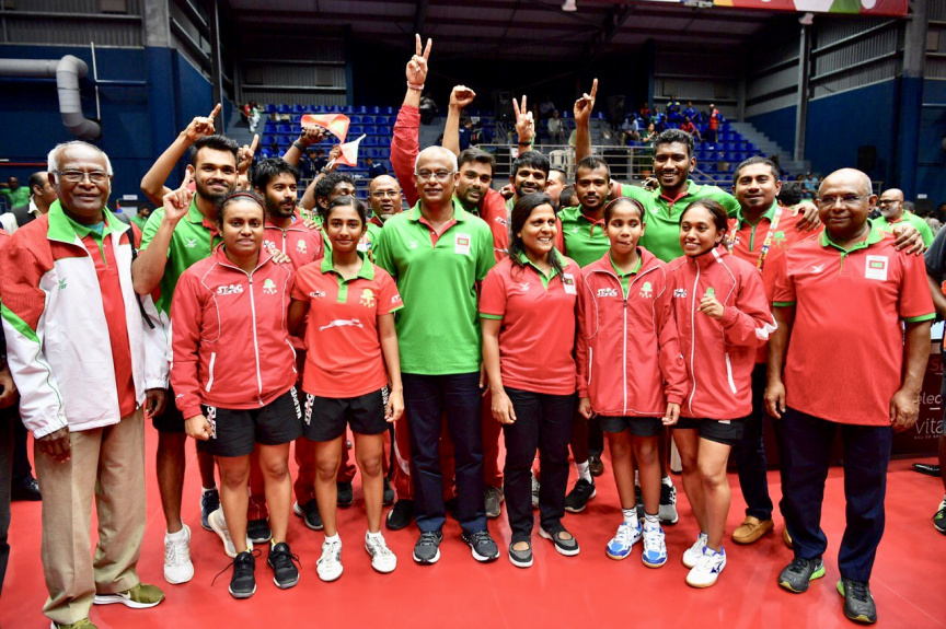 މޮރިޝަސް- 21 ޖުލައި 2019: އެންމެ ފަހުގެ ޗެމްޕިއަން އަދި މުބާރާތް ބާއްވާ ގައުމު ކަމަށްވާ މޮރިޝަސް ވަރަށް ވާދަވެރި ކުޅުމަކަށް ފަހު 3-5 އިން ބަލިކޮށް ދިވެހިރާއްޖޭގެ ގައުމީ އަންހެން ޓޭބަލް ޓެނިސް ޓީމުން އިންޑިއަން އޯޝަން އައިލެންޑް ގޭމްސް (އައިއޯއައިޖީ) އިން އަންހެން ޓޭބަލް ޓެނިސް ޓީމު އިވެންޓުގެ ފަހުރުވެރި ރަން މެޑަލް ހޯދުން -- ފޮޓޯ/ ރައީސް އޮފީސް