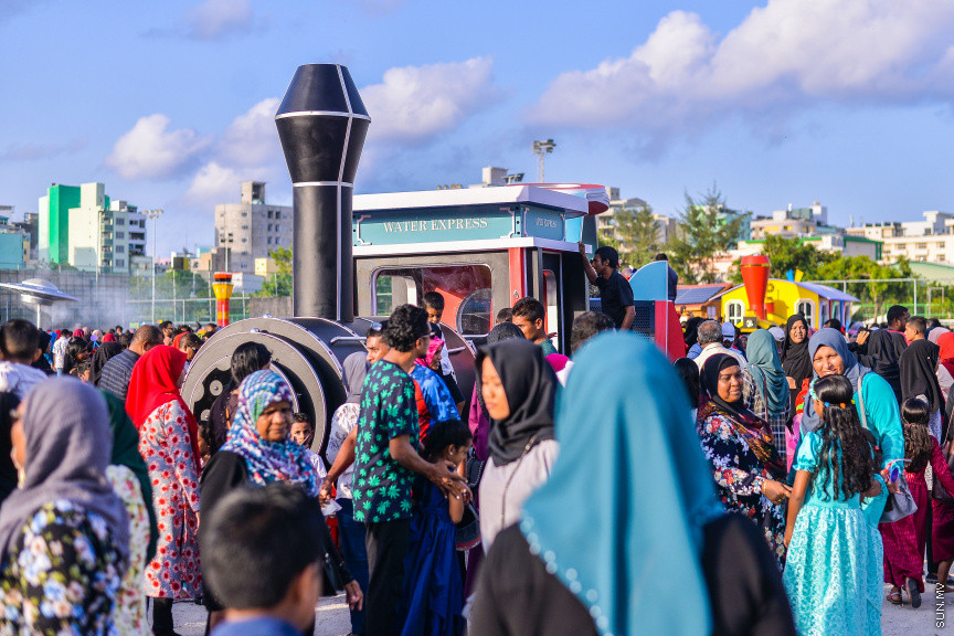ޖުލައި 28، 2019: މިނިވަންދުވަހުގެ މުނާސަބަތުގައި ބާއްވާ ފުޅަނދުބުރު އަހަރުތަކެއްގެ މެދުކެނޑުމަކަށް ފަހު، ރޭ ބާއްވާފައިވާއިރު، އެ ފުޅަނދުތައް އާންމުކޮށް ދައްކާލުމަށް މާފަންނު ވެލިދަނޑުގައި ބޭއްވި ހަރަކާތްތަކުގެ ތެރެއިން -- ސަން ފޮޓޯ/ ފަޔާޒު މޫސާ