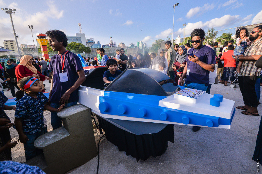ޖުލައި 28، 2019: މިނިވަންދުވަހުގެ މުނާސަބަތުގައި ބާއްވާ ފުޅަނދުބުރު އަހަރުތަކެއްގެ މެދުކެނޑުމަކަށް ފަހު، ރޭ ބާއްވާފައިވާއިރު، އެ ފުޅަނދުތައް އާންމުކޮށް ދައްކާލުމަށް މާފަންނު ވެލިދަނޑުގައި ބޭއްވި ހަރަކާތްތަކުގެ ތެރެއިން -- ސަން ފޮޓޯ/ ފަޔާޒު މޫސާ