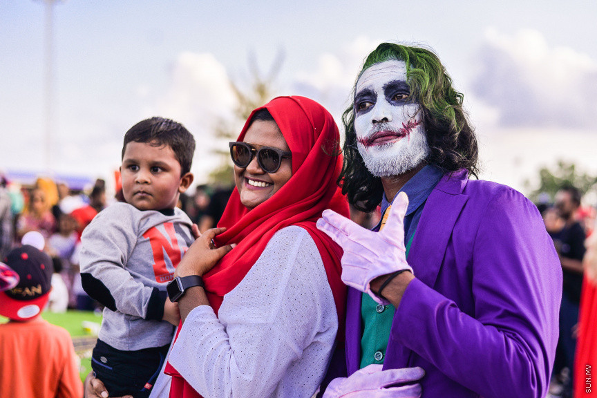 ޖުލައި 28، 2019: މިނިވަންދުވަހުގެ މުނާސަބަތުގައި ބާއްވާ ފުޅަނދުބުރު އަހަރުތަކެއްގެ މެދުކެނޑުމަކަށް ފަހު، ރޭ ބާއްވާފައިވާއިރު، އެ ފުޅަނދުތައް އާންމުކޮށް ދައްކާލުމަށް މާފަންނު ވެލިދަނޑުގައި ބޭއްވި ހަރަކާތްތަކުގެ ތެރެއިން -- ސަން ފޮޓޯ/ ފަޔާޒު މޫސާ