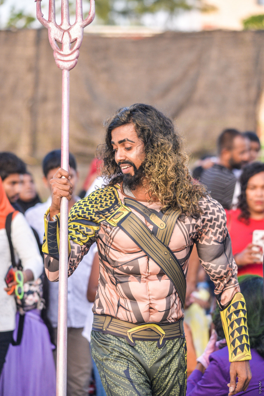 ޖުލައި 28، 2019: މިނިވަންދުވަހުގެ މުނާސަބަތުގައި ބާއްވާ ފުޅަނދުބުރު އަހަރުތަކެއްގެ މެދުކެނޑުމަކަށް ފަހު، ރޭ ބާއްވާފައިވާއިރު، އެ ފުޅަނދުތައް އާންމުކޮށް ދައްކާލުމަށް މާފަންނު ވެލިދަނޑުގައި ބޭއްވި ހަރަކާތްތަކުގެ ތެރެއިން -- ސަން ފޮޓޯ/ ފަޔާޒު މޫސާ
