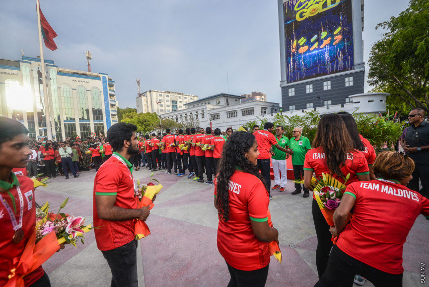 ޖުލައި 29، 2019: މޮރިޝަސްގައި ކުރިއަށް ދިޔަ އިންޑިއަން އޯޝަން އައިލެންޑް ގޭމްސް (އައިއޯއައިޖީ)ގައި ރާއްޖެއަށް ރަން ވަނަތަކެއް ހޯދައިދިން އެތްލީޓުން މާލެ އައުމުން ހޫނު މަރުހަބާއެއް ކިއުން -- ސަން ފޮޓޯ/ ފަޔާޒު މޫސާ