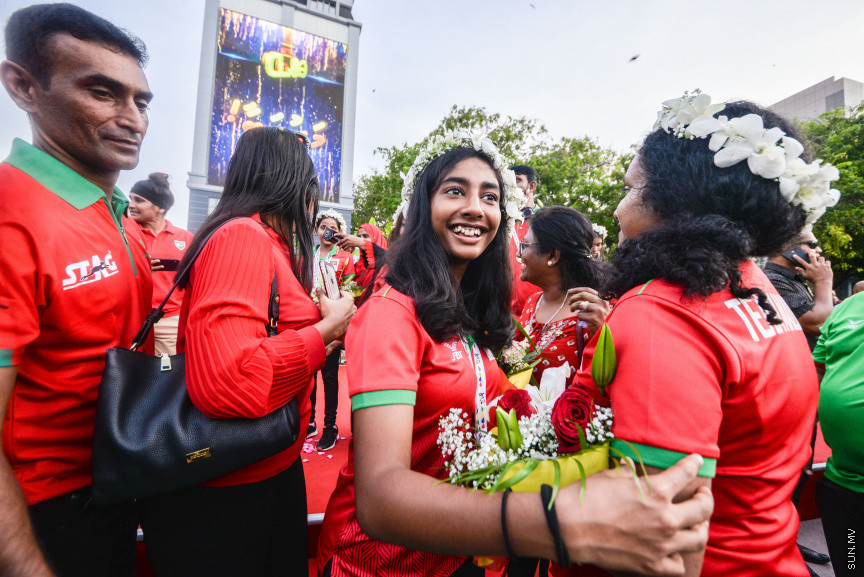 ޖުލައި 29، 2019: މޮރިޝަސްގައި ކުރިއަށް ދިޔަ އިންޑިއަން އޯޝަން އައިލެންޑް ގޭމްސް (އައިއޯއައިޖީ)ގައި ރާއްޖެއަށް ރަން ވަނަތަކެއް ހޯދައިދިން އެތްލީޓުން މާލެ އައުމުން ހޫނު މަރުހަބާއެއް ކިއުން -- ސަން ފޮޓޯ/ ފަޔާޒު މޫސާ