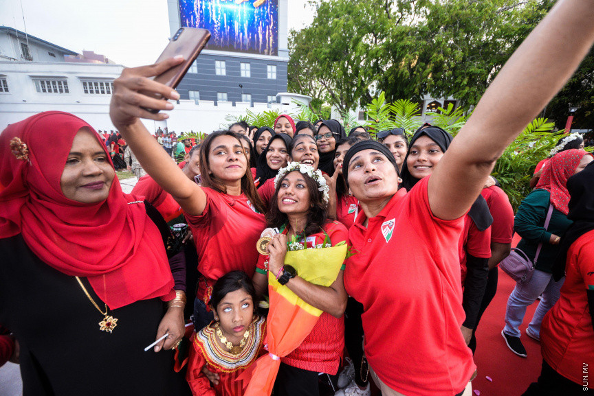 ޖުލައި 29، 2019: މޮރިޝަސްގައި ކުރިއަށް ދިޔަ އިންޑިއަން އޯޝަން އައިލެންޑް ގޭމްސް (އައިއޯއައިޖީ)ގައި ރާއްޖެއަށް ރަން ވަނަތަކެއް ހޯދައިދިން އެތްލީޓުން މާލެ އައުމުން ހޫނު މަރުހަބާއެއް ކިއުން -- ސަން ފޮޓޯ/ ފަޔާޒު މޫސާ